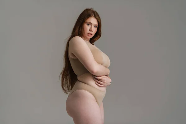 Ung Vit Storlek Kvinna Underkläder Poserar Över Grå Vägg Bakgrund — Stockfoto