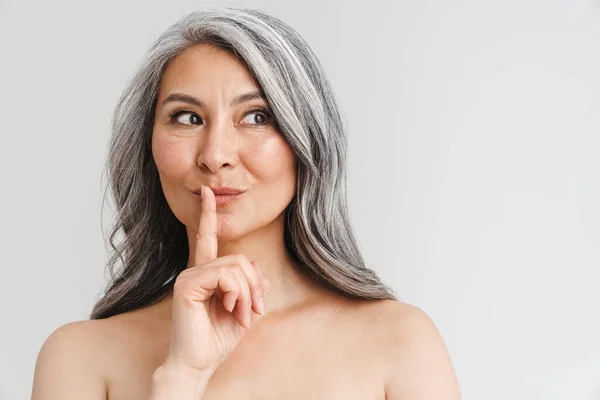 Ältere Frau Ohne Hemd Mit Grauen Haaren Macht Schweigegeste Isoliert — Stockfoto