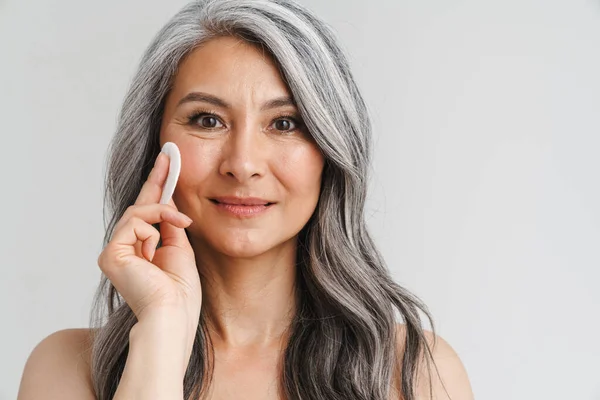 Ältere Frau Ohne Hemd Mit Grauen Haaren Mit Baumwollpolster Isoliert — Stockfoto