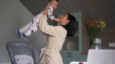 Mutlu anne, bebeği mutfağa atıyor.