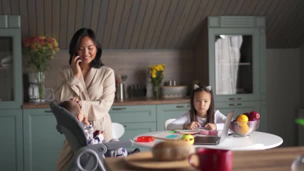 Positieve Aziatische Moeder Praten Telefoon Gaan Naar Haar Kinderen Keuken — Stockvideo