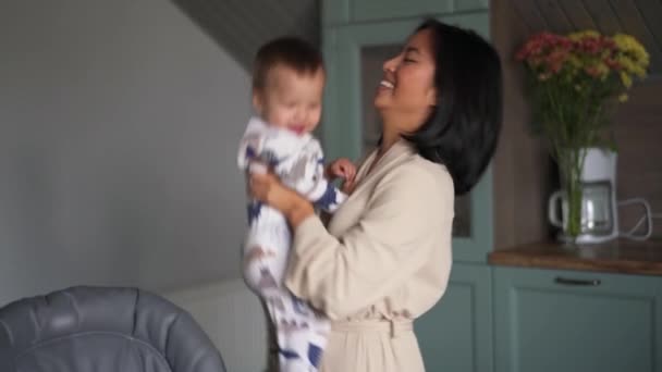 Sorrindo Mãe Jogando Bebê Cozinha — Vídeo de Stock