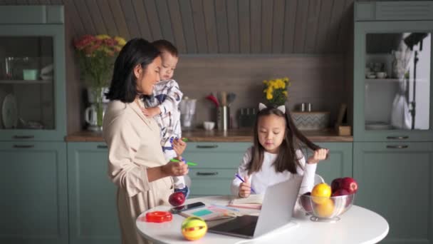 Alegre Mãe Asiática Fazendo Lição Casa Com Sua Filha Filho — Vídeo de Stock