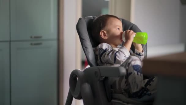 주방에서 우유병을 마시고 전반적 아시아 어린이 — 비디오