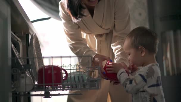 Mulher Asiática Seu Filho Olhar Para Pratos Máquina Lavar Louça — Vídeo de Stock