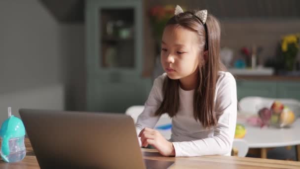 Concentrado Asiático Niña Trabajando Ordenador Portátil Casa — Vídeos de Stock