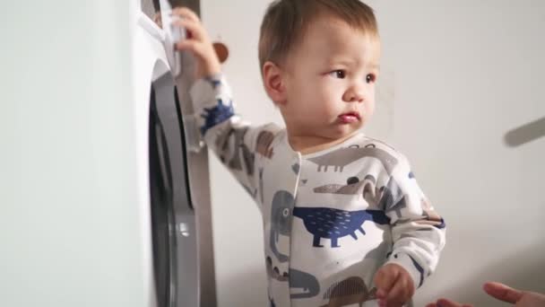 Μικρό Ασιατικό Αγόρι Συμπεριλαμβανομένου Του Πλυντηρίου Στο Σπίτι — Αρχείο Βίντεο