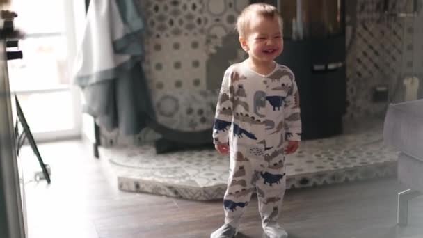 Pequeno Menino Asiático Sorrindo Casa — Vídeo de Stock