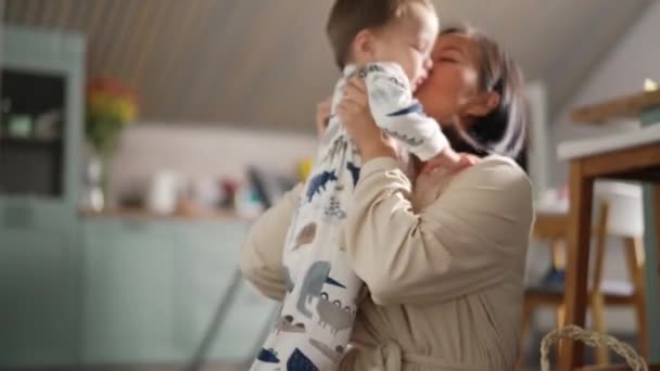 Schön Asiatisch Mutter Küssen Sie Sohn Bei Zuhause — Stockvideo