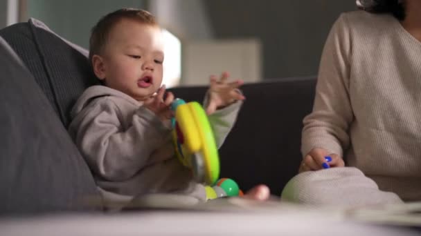 Concentrado Asiático Menino Tocando Com Piano Brinquedo Casa — Vídeo de Stock