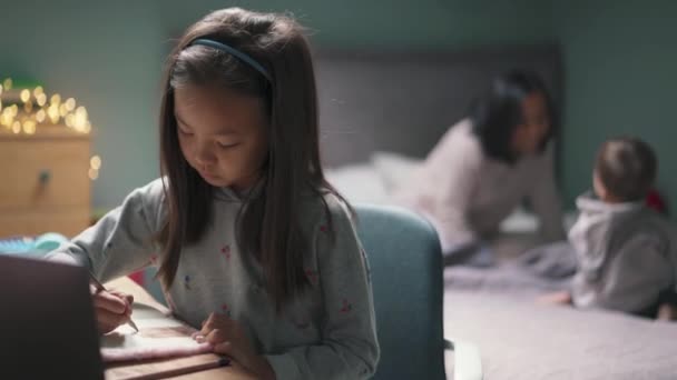 Meditativa Asiática Chica Pintura Mientras Familia Jugando Cama Casa — Vídeos de Stock