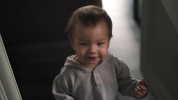 身穿连帽衫 面带微笑的亚洲小男孩走在家里 — 图库视频影像