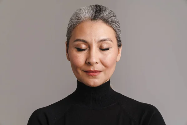 Madura Asiática Blanca Posando Con Los Ojos Cerrados Aislado Sobre — Foto de Stock