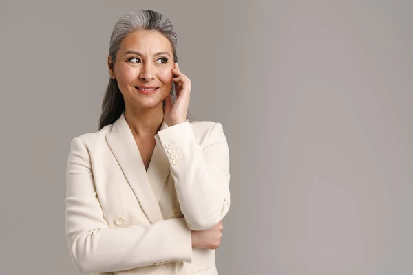 Beyaz Saçlı Olgun Bir Kadın Gülümsüyor Gri Arka Planda Tek — Stok fotoğraf