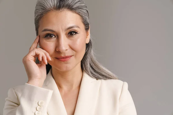 Mujer Madura Con Pelo Blanco Posando Mirando Cámara Aislada Sobre —  Fotos de Stock