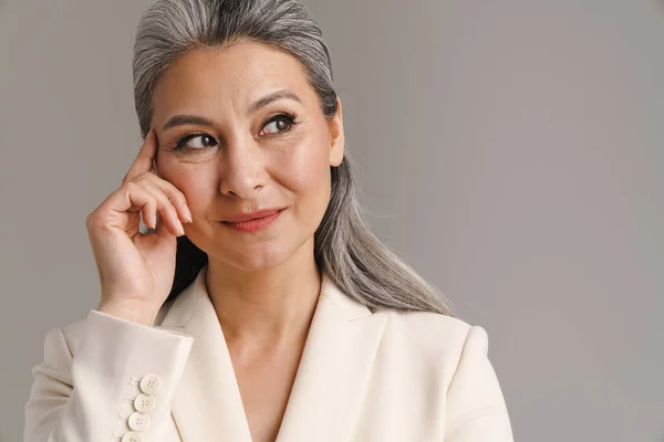 Mujer Madura Con Pelo Blanco Sonriendo Mirando Lado Aislado Sobre —  Fotos de Stock