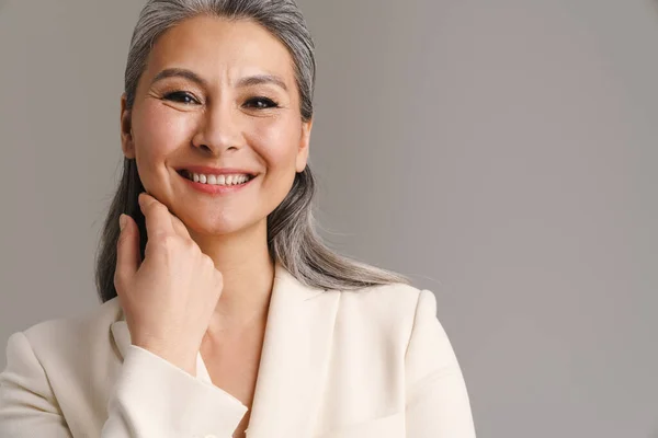 Mujer Madura Con Pelo Blanco Sonriendo Mirando Cámara Aislada Sobre —  Fotos de Stock