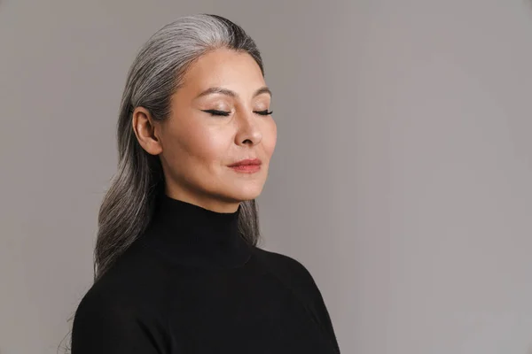 Gammal Asiatisk Vit Kvinna Poserar Med Slutna Ögon Isolerad Över — Stockfoto