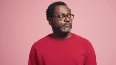 Pembe stüdyoya bakan yetişkin Afrikalı bir adamı gücendirdim.