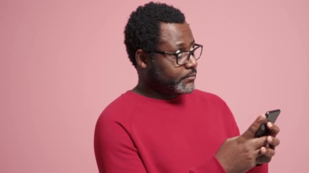 Umfangreicher Erwachsener Afrikanischer Mann Telefoniert Rosafarbenen Studio — Stockvideo