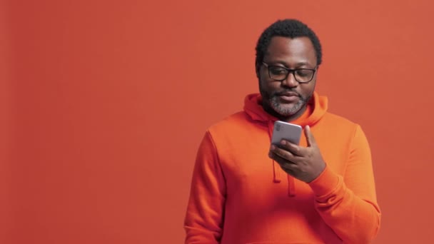 Pensive Pria Afrika Dewasa Merekam Pesan Suara Melalui Telepon Studio — Stok Video