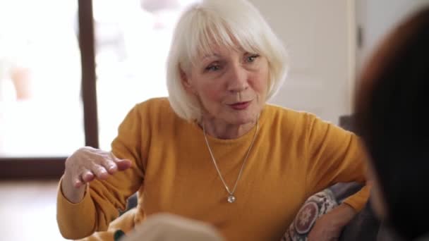 Συγκεντρωμένη Ώριμη Γυναίκα Που Μιλάει Φίλο Της Στον Καναπέ Στο — Αρχείο Βίντεο