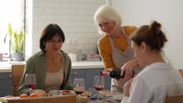 Mulher Madura Feliz Derramando Vinho Para Namoradas Cozinha — Vídeo de Stock