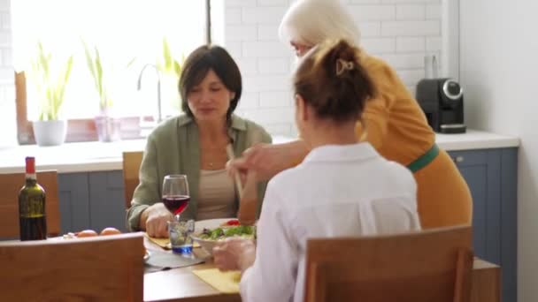 Pozitív Szőke Érett Tesz Saláta Barátnői Tányérok Konyhában — Stock videók