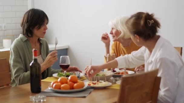 Glimlachende Volwassen Vrouwen Eten Praten Keuken — Stockvideo