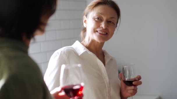 Pozytywne Dojrzałe Kobiety Trzymające Wino Rozmawiające Przyjaciółką Kuchni — Wideo stockowe