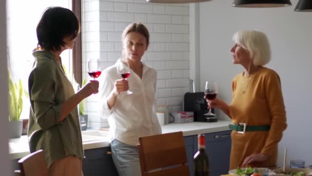 Serieuze Volwassen Vrouwen Drinken Wijn Praten Keuken — Stockvideo