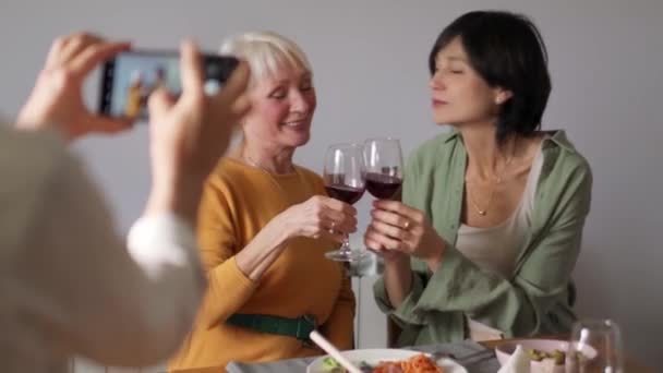 Positiva Mogna Kvinnor Gör Foto Med Glas Vin Telefonen Köket — Stockvideo