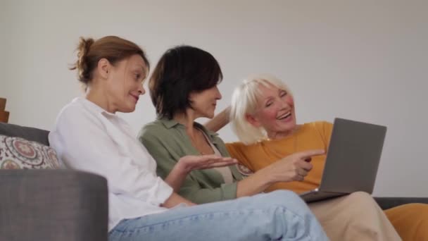 Θετικές Ώριμες Γυναίκες Που Κοιτάζουν Φορητό Υπολογιστή Στο Σπίτι — Αρχείο Βίντεο