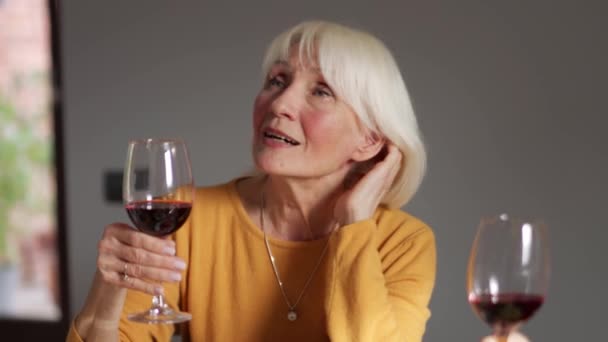 Pensive Blonde Volwassen Vrouw Praten Met Glas Wijn Keuken — Stockvideo