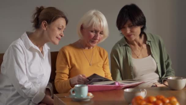 Zelfverzekerde Volwassen Vrouwen Die Thuis Naar Oude Foto Kijken — Stockvideo