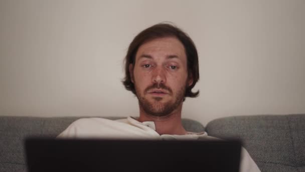 Selbstbewusster Langhaariger Arbeitet Laptop Während Hause Auf Dem Sofa Sitzt — Stockvideo