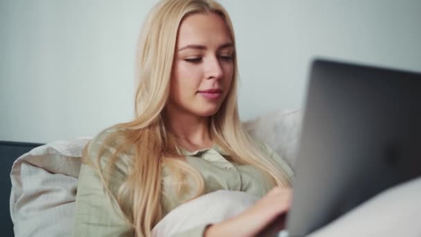 Boldog Szőke Dolgozik Laptop Ágyban Otthon — Stock videók