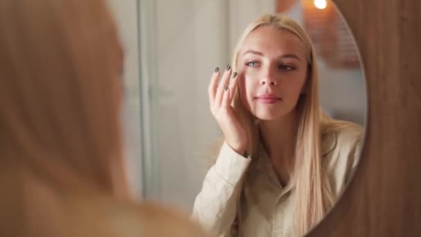 Usmívající Blondýnka Dívá Svůj Obličej Zrcadle Doma — Stock video