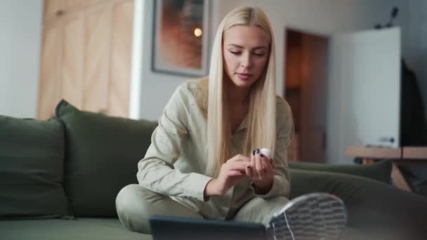 Szczęśliwa Blondynka Robi Makijaż Patrzy Tablet Domu — Wideo stockowe