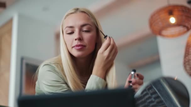 Mujer Rubia Sonriente Haciendo Maquillaje Mirando Tableta Casa — Vídeos de Stock