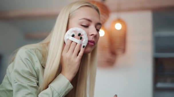 Mujer Rubia Feliz Empolvar Cara Con Una Esponja Casa — Vídeos de Stock