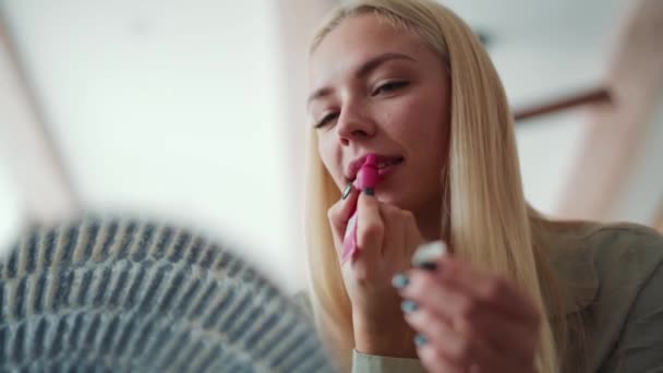 Glimlachende Blonde Vrouw Verf Lippen Met Balsem Thuis — Stockvideo