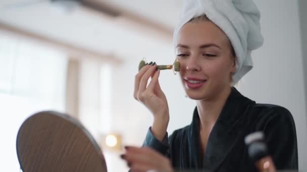 Glimlachende Vrouw Met Een Handdoek Haar Hoofd Doen Massage Met — Stockvideo