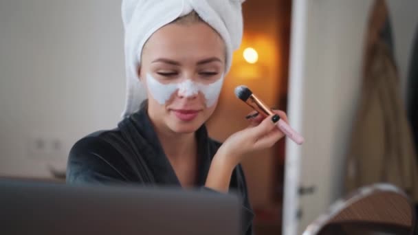 Przystojna Pozytywna Kobieta Ręcznikiem Głowie Robi Makijaż Domu — Wideo stockowe