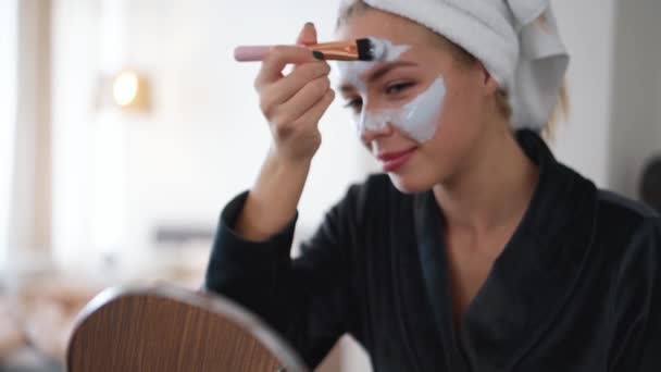 Mujer Positiva Guapo Con Una Toalla Cabeza Haciendo Mascarilla Casa — Vídeo de stock