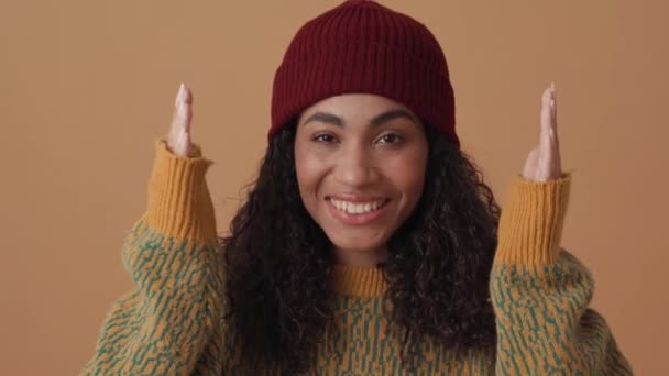 Heureuse Femme Africaine Aux Cheveux Bouclés Ouvre Ferme Les Yeux — Video