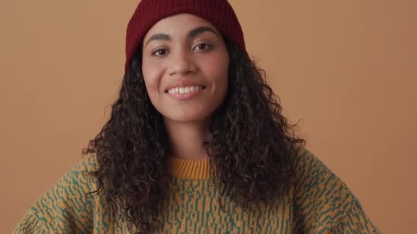 Râzând Femeie Părul Creț African Sunt Acord Ceva Studioul Bej — Videoclip de stoc