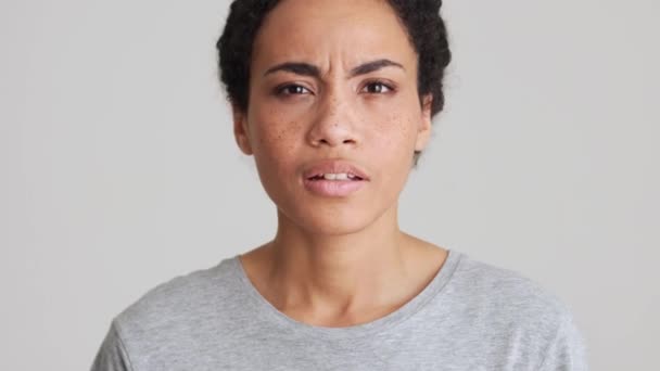 Utilfreds Afrikansk Kvinde Shirt Viser Stilhed Gestus Det Grå Studie – Stock-video