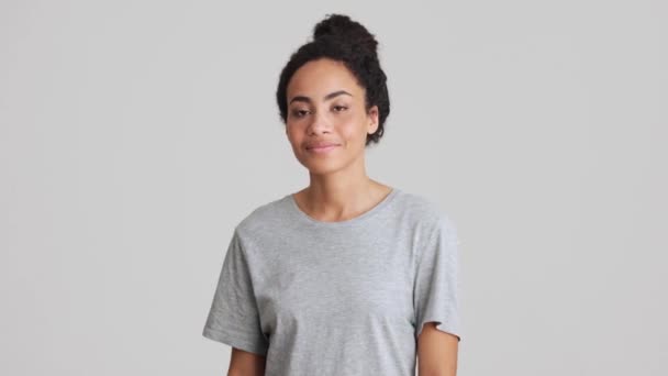 Femme Africaine Souriante Shirt Faisant Geste Bonjour Caméra Dans Studio — Video