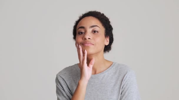 Keder Sig Afrikansk Kvinde Shirt Rullende Hendes Øjne Det Grå – Stock-video